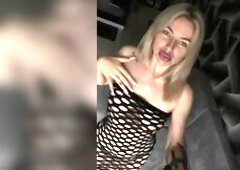 Hawt Golden-haired Shows Off With Selfie Stick