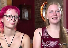 Zoe und Tonja stehen auf ungewöhnliche Dinge - Kinky amateur lesbian chicks