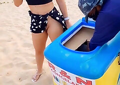 The duo went to the beach to get prepared with the ice cream seller João Pessoa Luana Kazaki