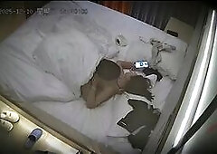 上帝視角 男人不讓女人去洗澡 直接把逼一擦就上嘴親 床上操還以為是個青銅 原來站著才是王者2