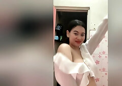 Beautiful Girls - The Queens Cleavage