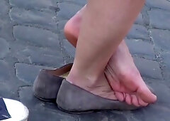 Standing shoeplay flats