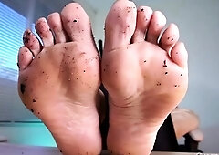 QueenAnnellea - Dirty Feet