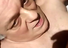 Maturo italiano fa un pompino con sborrata