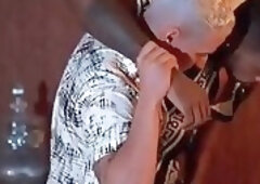 Ajudando o amigo bebado