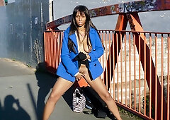 Bushy Ebony pissing & rubbing