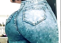 Mulher gostosa com bunda muito grande em jeans