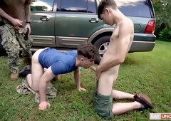 Deux Jeunes Et Un Militaire