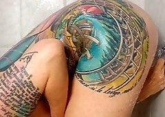 Tattoed milf, en la ducha