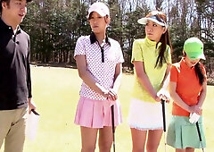 Asiatische Golfmaedchen Bekommen Extra Trainingsstunde