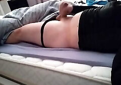 Heterosexual con tanga de chica se masturba en su hotel