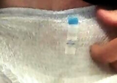 I enjoey my full pee diaper to cum in