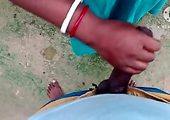 Desi bhabhi gets frisky in the morning