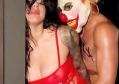 Mi payaso preferido me amarró y me folló hasta dejármela hinchada y llena de leche como me gusta