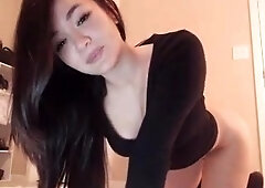 Naughty Japanese babe Ayaka Tomoda masturbates