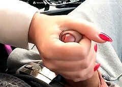 One hand on the wheel, the other giving a blowjob in public - wild driving adventure