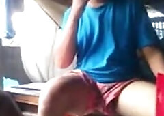Exibicionista gay mostra o pau em barco