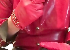 Gummi Leder Nutte wichst sich den Schwanz