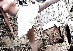 That babe's pissing and kicking the wall like a martial arts badass