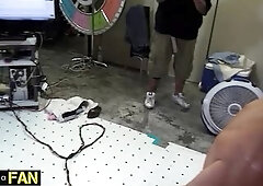 Massive fuckfest at Bang a Fan behind the scenes. Whilst a favourable fan is being orally serviced by Samantha and Siri, Porno Dan gives Beverly Paige