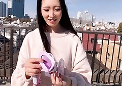 Can women stand up and pee too? Playing with toys while releasing Japanese beauty's golden shower outdoors