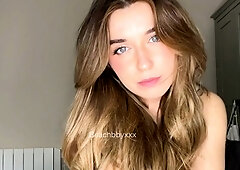 Perverse teen babe plays solo