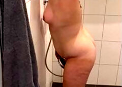 Nasse Pussy Wird Vom Heissen Wasserstrahl Zum Orgasmus Befordert. Sie Will Von Ihrem Geilen Mann Gefickt Werden