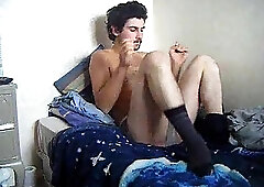 Solo guy unbridled beating off on the bed