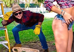 Sweet outdoor sex with a big-bottomed brunette Nikki Knightly