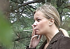 Amateur chick unzips her jeans to piss near the park tree