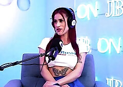 Peliroja Argentina en celo se sale de control mientras su amiga tetona masturba su apretado coño en el set!