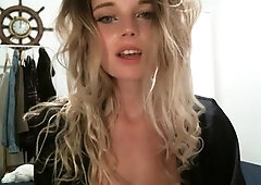 Amateur sweet blonde babe sucking cock