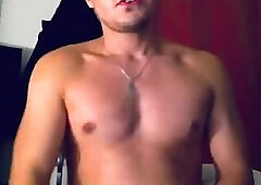 Sami montre sa grosse queue et gicle