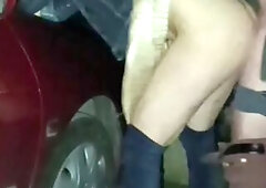 Un dîner quelque peu épicé : exhib dans un restaurant et un parking