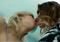 Tranny Jacqueline Woods stretches pussy