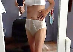 SEXY SLUT LOVES TO PLEASE DAILY.