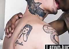 Tattooed dude Kendro inserts his throbbing cock in Wills dark hole