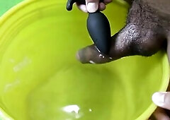 Estudiante Cachondo se Corre Dentro de un Balde con Agua Caliente!! uuuff