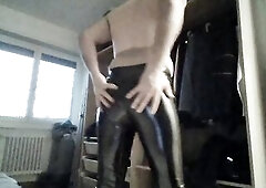 Crossdresser débutant se fait plaisir en collant et legging latex
