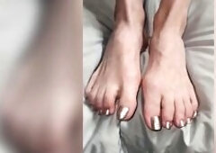 Goode Gal gives foot worship JOI with countdown
