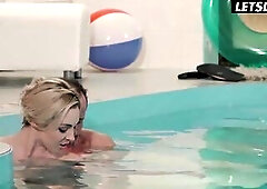 That guy Bent Me Over the Pool Edge and Stretched My Cunt Underwater