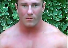 Muscle Guy Outdoor Wanking