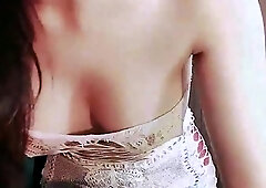 Brunette Amateur MILF Masturbates