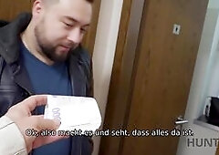 Cuck bleibt in der öffentlichen Toilette und beobachtet GFs Sex mit Jäger