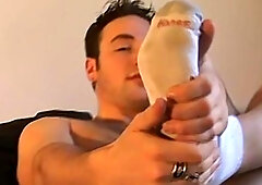 FootFriends.com - American clean foot teasing in the bed