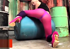 Solo trans model toying her ass