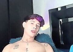 Jayhernandezh with a toy