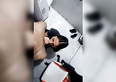 La puta de mi Cuñada quiere que la grabe mientras me Chupa la Verga