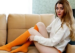 An awesome soloing brunette Lana Tylor stimulates her shaved pussy