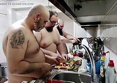 Chunky bears and small gay boys in a fun DILF threesome